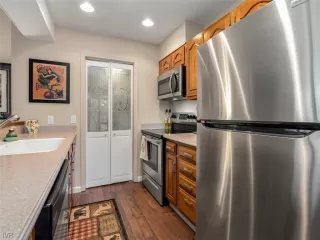 Photo #6: 1009741 Listing