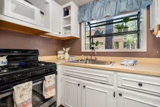 Photo #4: 1009794 Listing