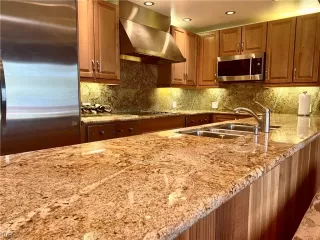 Photo #4: 1009818 Listing