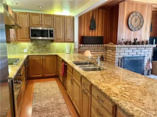 Photo #6: 1009818 Listing