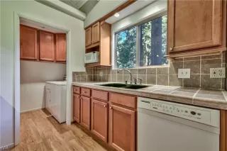 Photo #5: 1009822 Listing