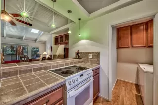 Photo #6: 1009822 Listing