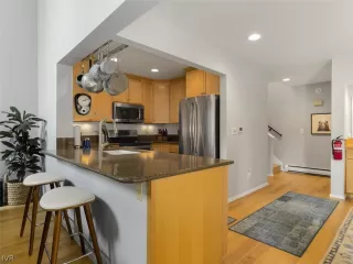 Photo #4: 1009833 Listing