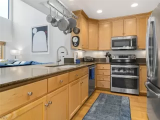 Photo #5: 1009833 Listing