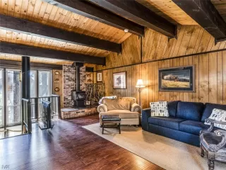 Photo #4: 1009857 Listing