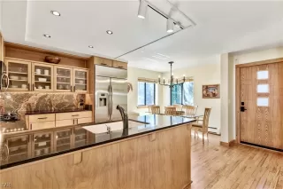 Photo #4: 1009860 Listing