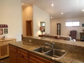 Photo #4: 1009898 Listing