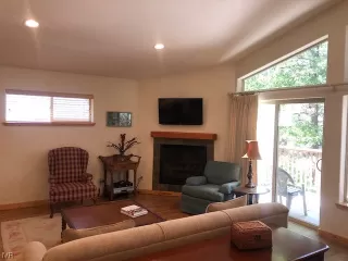 Photo #5: 1009898 Listing