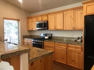 Photo #6: 1009898 Listing