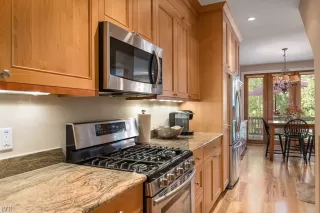 Photo #6: 1009899 Listing