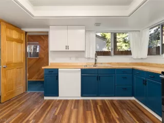 Photo #5: 1009951 Listing