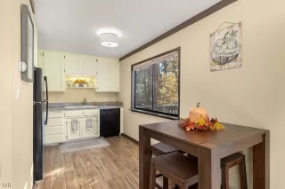 Photo #3: 1009954 Listing