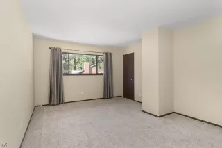 Photo #6: 1009954 Listing