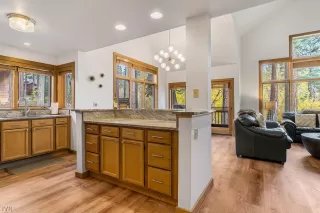 Photo #4: 1009956 Listing