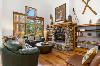 Photo #6: 1009956 Listing