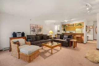 Photo #5: 1009957 Listing