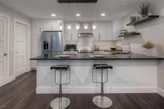 Photo #5: 1009969 Listing