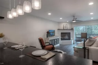 Photo #6: 1009969 Listing