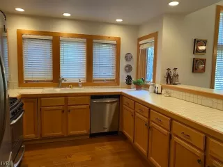 Photo #6: 1009973 Listing