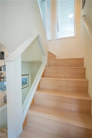 Photo #3: 1009990 Listing