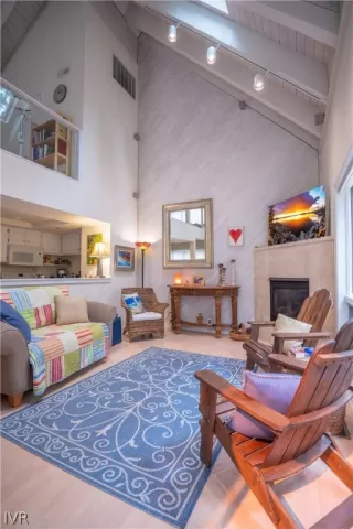 Photo #4: 1009990 Listing