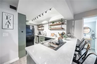 Photo #3: 1009991 Listing