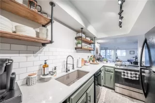 Photo #4: 1009991 Listing