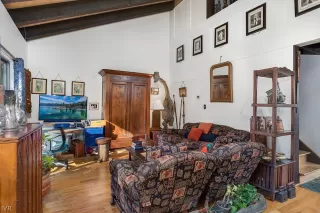 Photo #3: 1009996 Listing