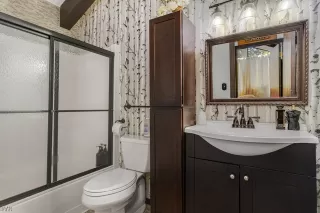 Photo #6: 1009996 Listing