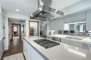 Photo #6: 1010102 Listing