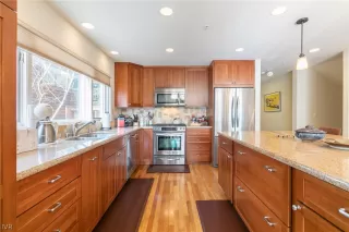 Photo #6: 1010133 Listing