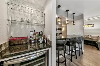 Photo #4: 1010162 Listing