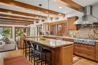 Photo #5: 1010219 Listing