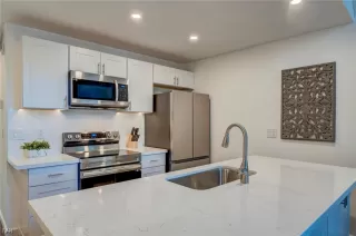 Photo #5: 1012506 Listing