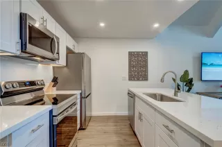 Photo #6: 1012506 Listing