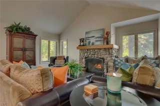 Photo #5: 1012542 Listing