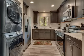 Photo #6: 1012542 Listing