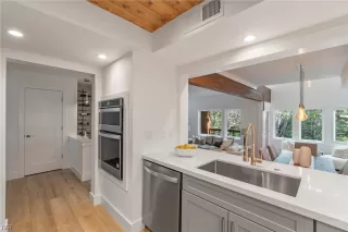 Photo #3: 1013672 Listing