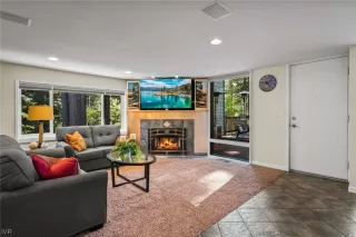 Photo #6: 1013731 Listing