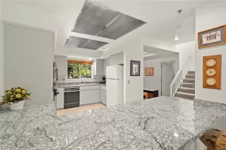 Photo #5: 1013902 Listing