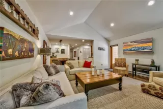 Photo #6: 1013938 Listing