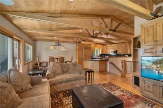 Photo #6: 1013951 Listing