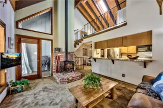 Photo #6: 1014065 Listing