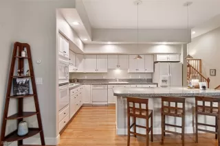 Photo #6: 1014124 Listing