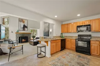 Photo #5: 1015368 Listing