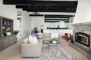 Photo #5: 1015511 Listing