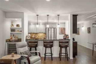 Photo #6: 1016881 Listing