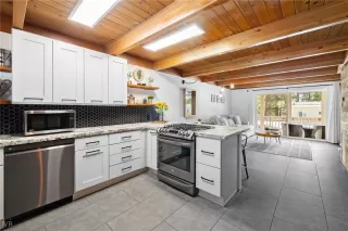 Photo #5: 1018076 Listing