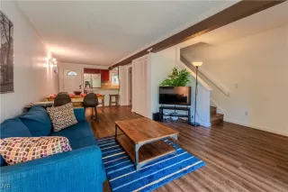 Photo #5: 1018203 Listing