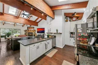 Photo #5: 1018218 Listing 